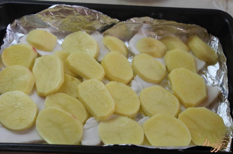 Фото приготовление рецепта: Картофель с овощами и сыром жаренные в духовке шаг №3