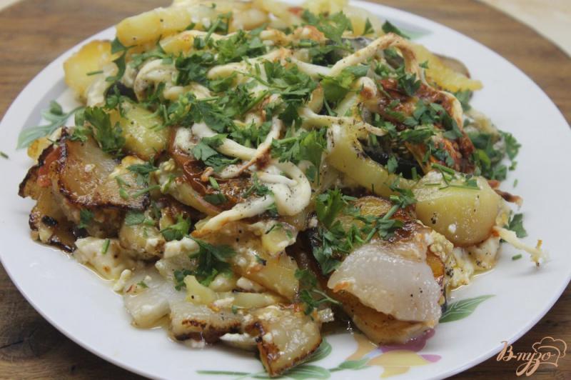 Фото приготовление рецепта: Картофель с овощами и сыром жаренные в духовке шаг №8