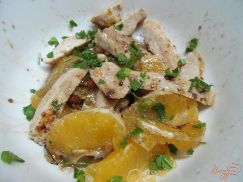 Фото приготовление рецепта: Салат из курицы с апельсином шаг №9