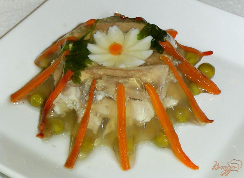 Фото приготовление рецепта: Заливное с курицей и зеленым горошком шаг №5