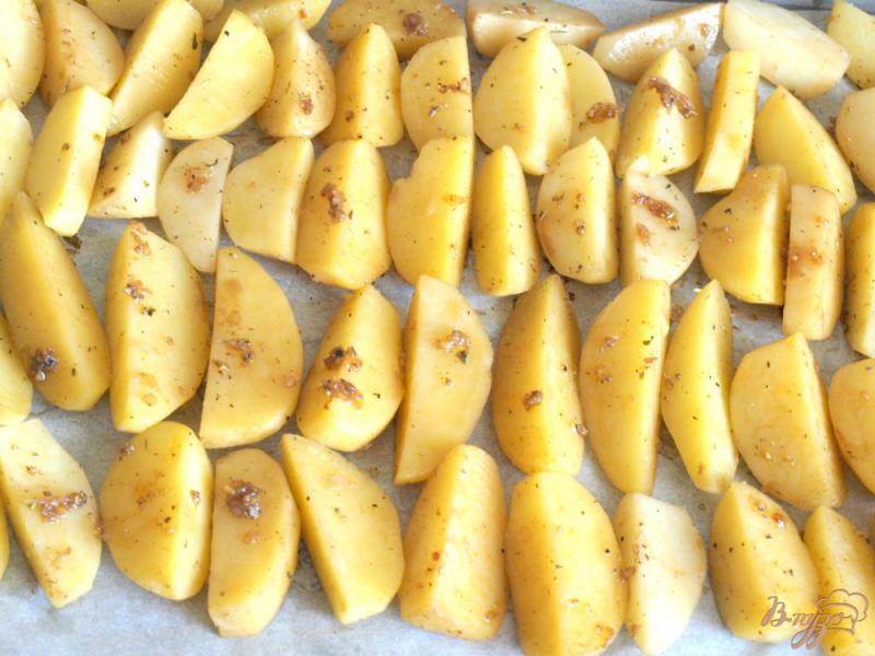 Фото приготовление рецепта: Картошка запечённая в соевом соусе шаг №4