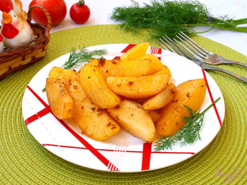 Фото приготовление рецепта: Картошка запечённая в соевом соусе шаг №5