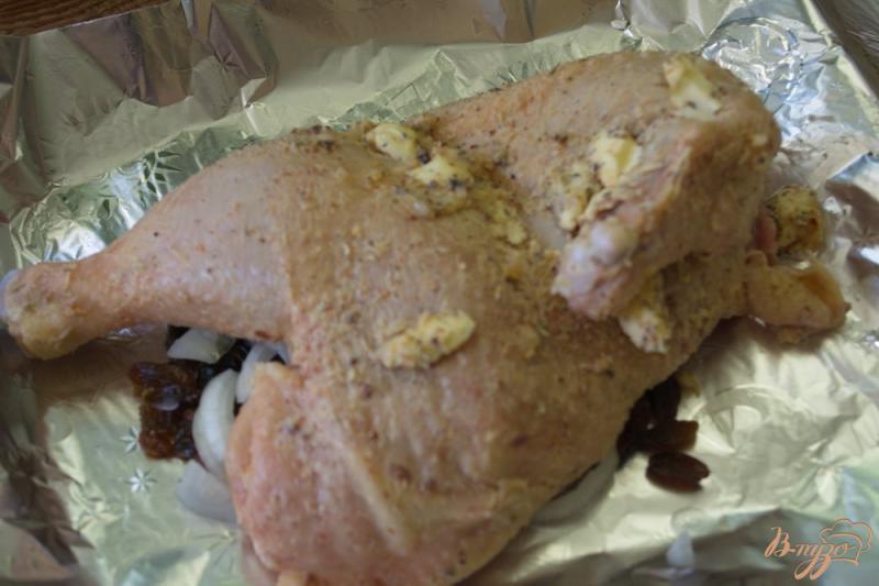 Фото приготовление рецепта: Курица с изюмом и луком шаг №3
