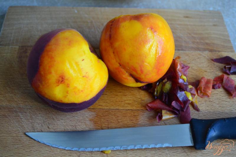 Фото приготовление рецепта: Десерт из персиков с йогуртом шаг №1