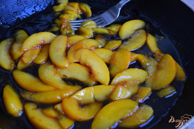 Фото приготовление рецепта: Десерт из персиков с йогуртом шаг №4