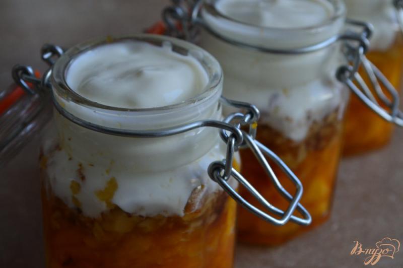 Фото приготовление рецепта: Десерт из персиков с йогуртом шаг №7