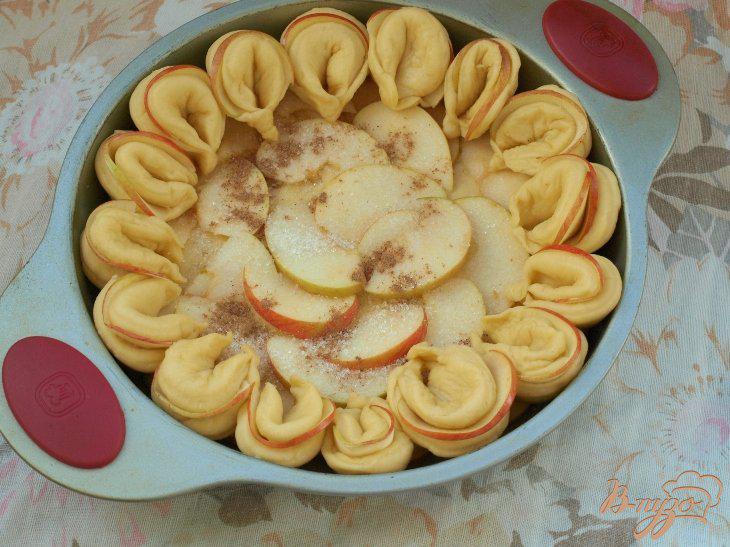 Фото приготовление рецепта: Яблочный пирог «Хризантема» шаг №5