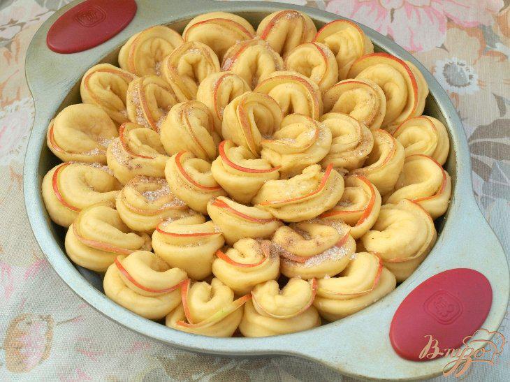 Фото приготовление рецепта: Яблочный пирог «Хризантема» шаг №6