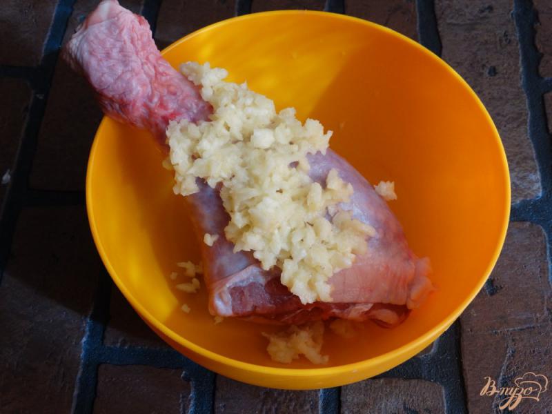 Фото приготовление рецепта: Голень индейки маринованная в ананасе шаг №4