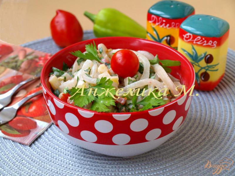 Фото приготовление рецепта: Салат из кальмаров с помидорами шаг №5