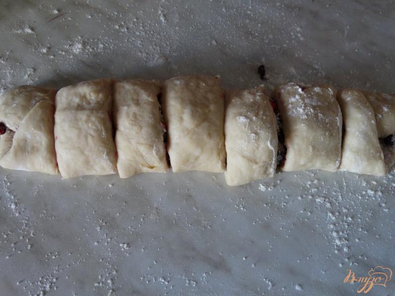 Фото приготовление рецепта: Дрожжевой пирог-рулет с голубикой и брусникой шаг №14