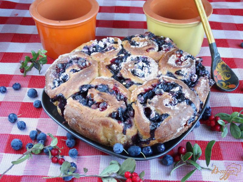 Фото приготовление рецепта: Дрожжевой пирог-рулет с голубикой и брусникой шаг №17