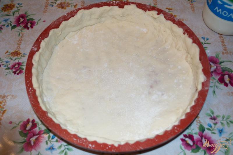 Фото приготовление рецепта: Дрожжевой пирог с курицей и капустой и яичной заливкой шаг №4