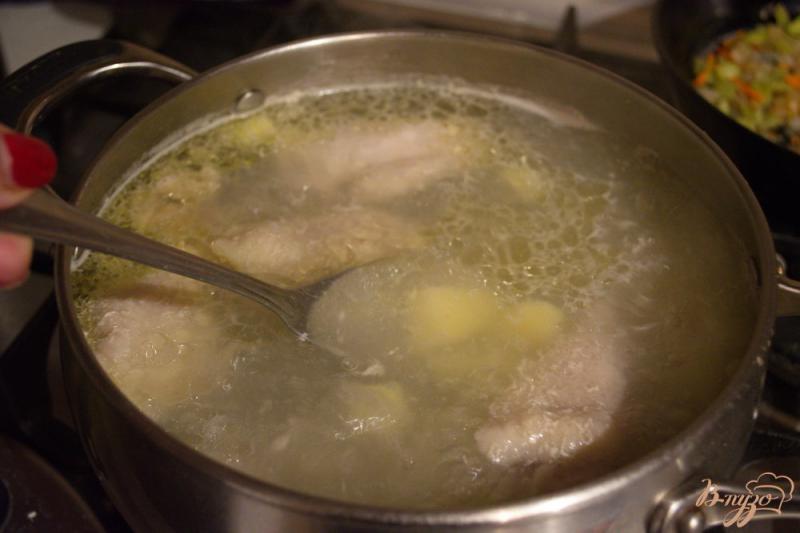 Фото приготовление рецепта: Наваристый суп с курицей и паприкой шаг №4