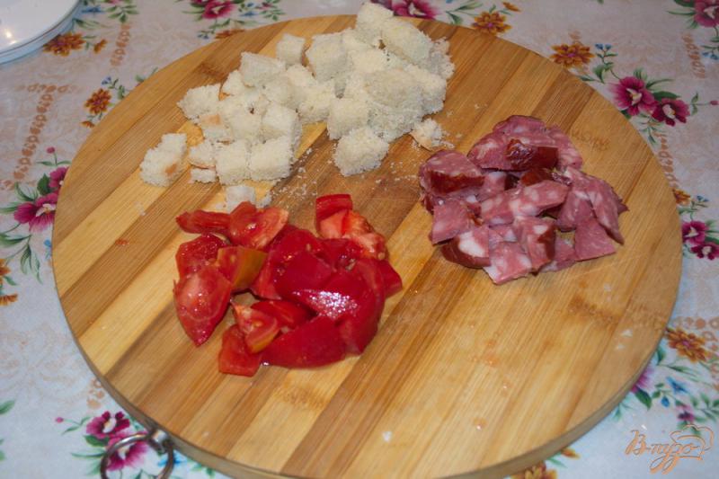Фото приготовление рецепта: А-ля французский завтрак с крутонами и колбасой шаг №1