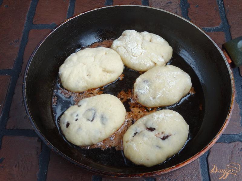 Фото приготовление рецепта: Жареные пирожки с консервированной вишней шаг №12