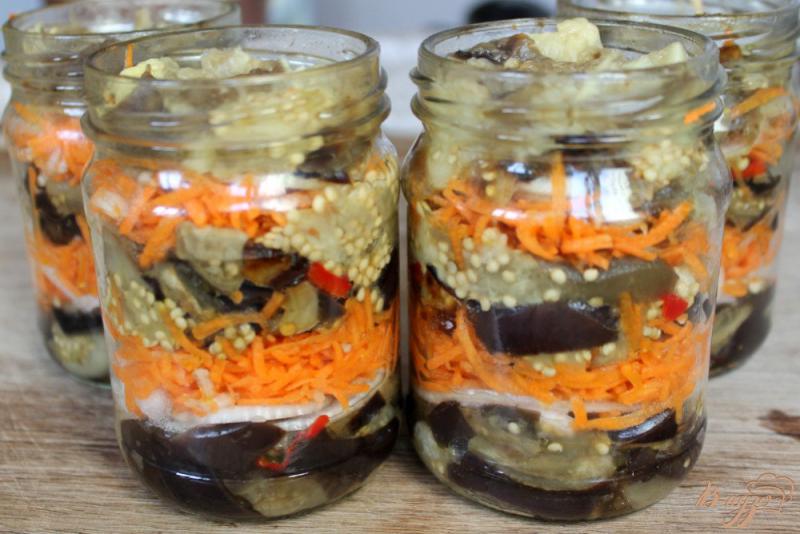 Фото приготовление рецепта: Баклажаны с морковкой, луком и чесноком на зиму шаг №8