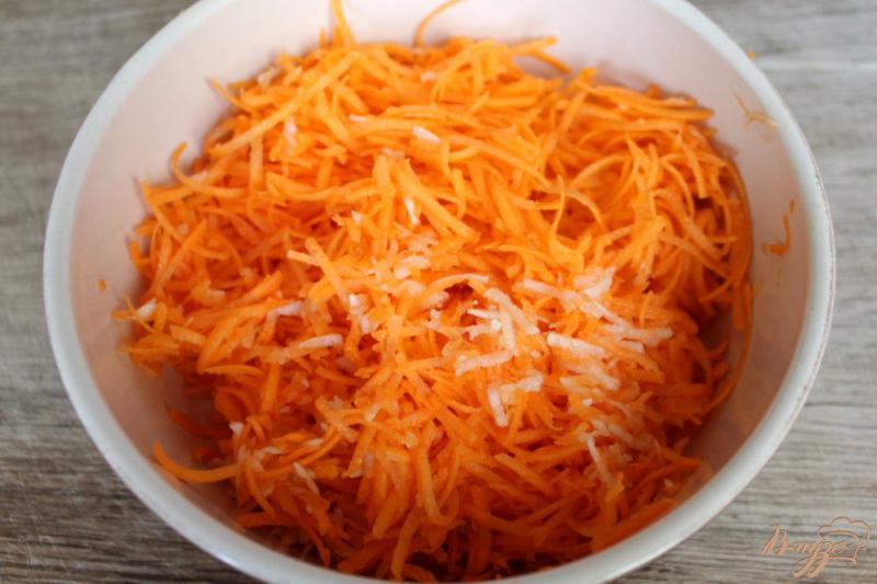 Фото приготовление рецепта: Баклажаны с морковкой, луком и чесноком на зиму шаг №6