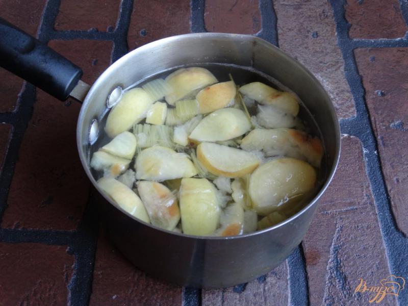 Фото приготовление рецепта: Пряный компот из ревеня и яблок шаг №7