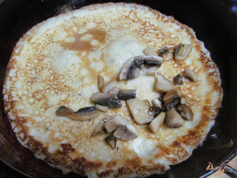Фото приготовление рецепта: Омлет блинчатый с грибами шаг №6
