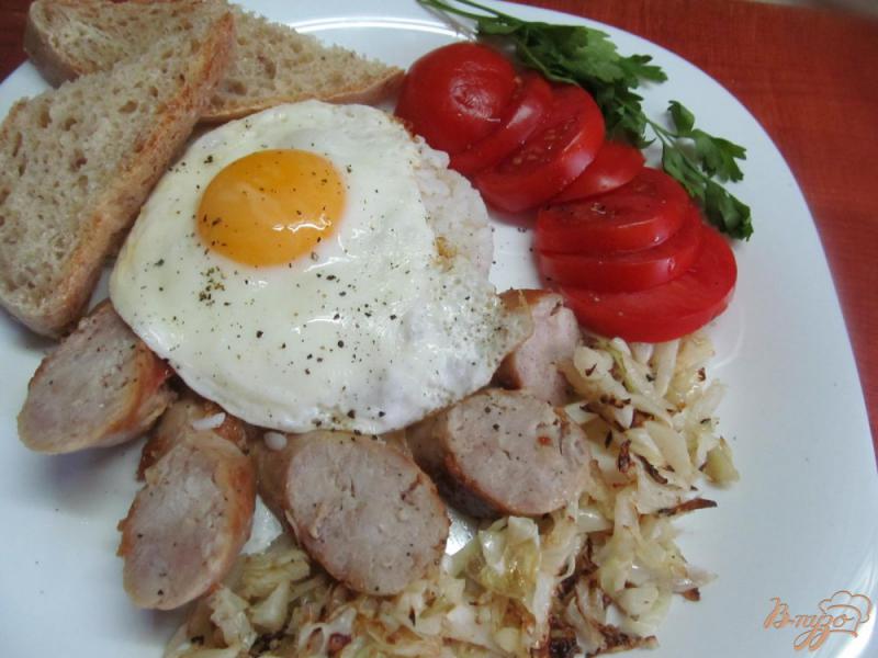 Фото приготовление рецепта: Завтрак из капусты колбасок и яйца шаг №4