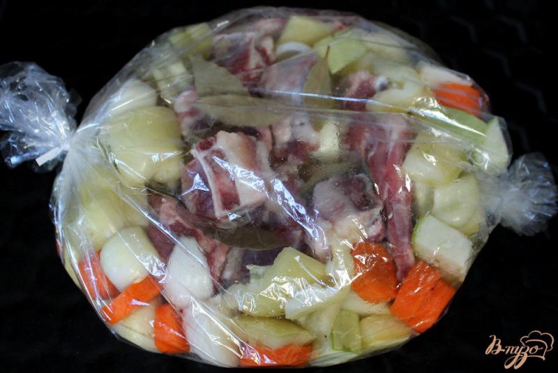 Фото приготовление рецепта: Мясо ягненка запеченое с овощами в рукаве шаг №5