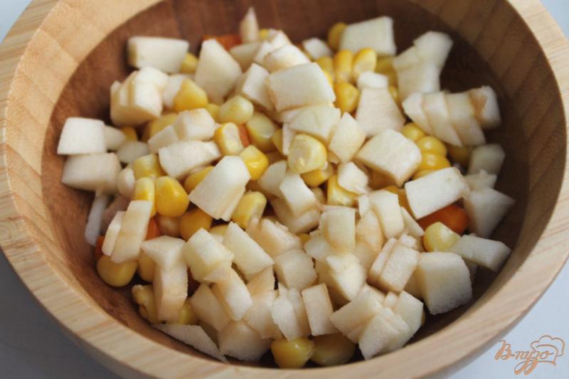 Фото приготовление рецепта: Мясной салат с яблоком и кукурузой шаг №4
