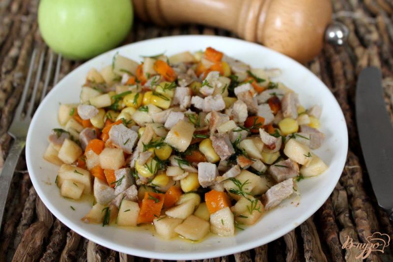 Фото приготовление рецепта: Мясной салат с яблоком и кукурузой шаг №7