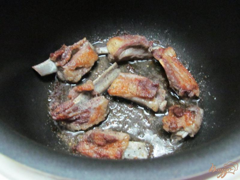 Фото приготовление рецепта: Свиные ребра с овощами и вином в мультиварке шаг №4