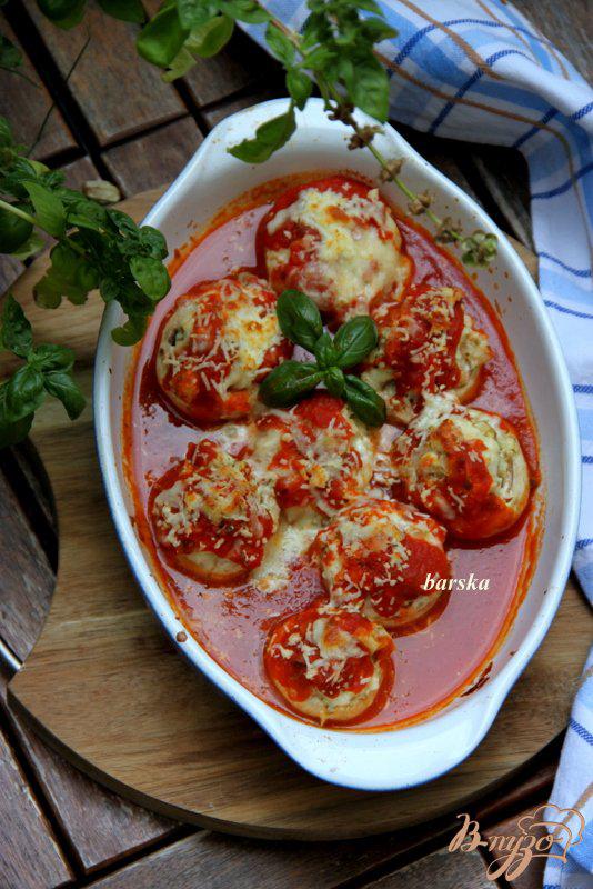 Фото приготовление рецепта: Шампиньоны,фаршированные фетой в томатном соусе шаг №6