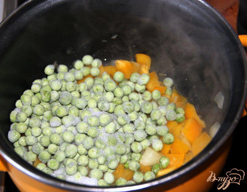 Фото приготовление рецепта: Рис с овощами и соевым соусом шаг №3