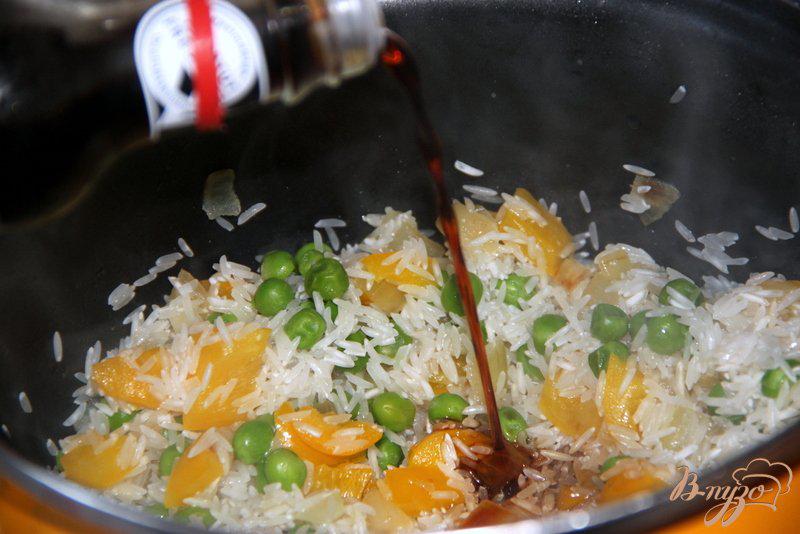 Фото приготовление рецепта: Рис с овощами и соевым соусом шаг №4