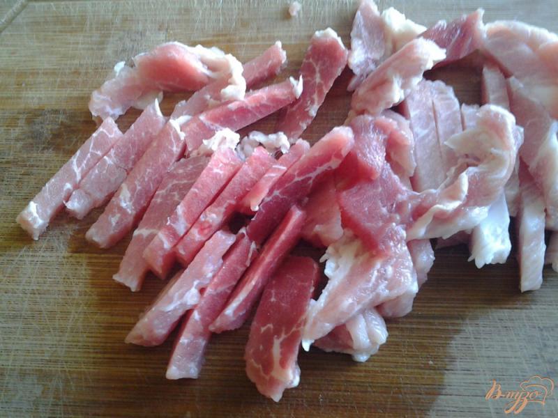 Фото приготовление рецепта: Салат из свинины и редьки шаг №1
