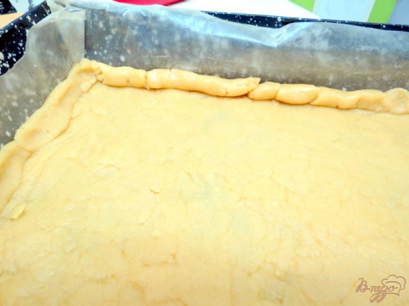 Фото приготовление рецепта: Пирог с яблоками и со сливами шаг №9