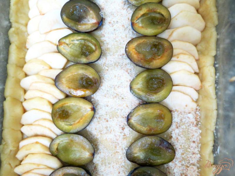 Фото приготовление рецепта: Пирог с яблоками и со сливами шаг №10