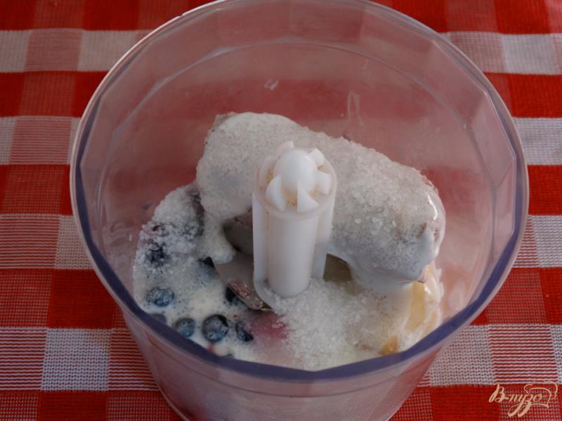 Фото приготовление рецепта: Голубично-грушовый смузи с мороженым шаг №6