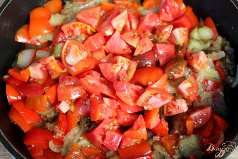 Фото приготовление рецепта: Гювече из красного перца, баклажан и помидоров шаг №4