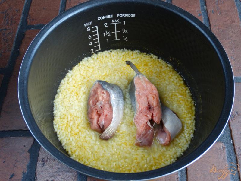 Фото приготовление рецепта: Стейк горбуши с рисовым гарниром в мультиварке шаг №6
