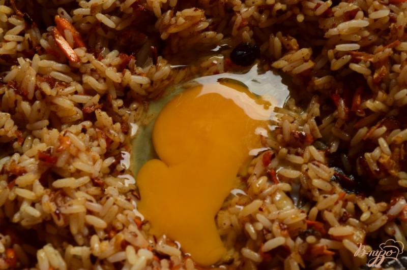 Фото приготовление рецепта: Жареный рис с яйцом шаг №4