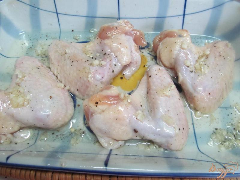 Фото приготовление рецепта: Куриные крылья под кетчупом с соусом шаг №2