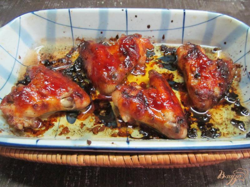 Фото приготовление рецепта: Куриные крылья под кетчупом с соусом шаг №7