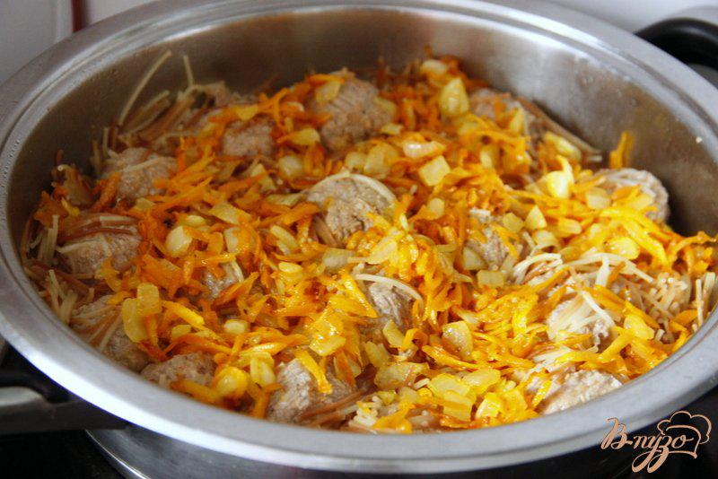 Фото приготовление рецепта: Сковорода из жареной вермишели с тефтельками шаг №6