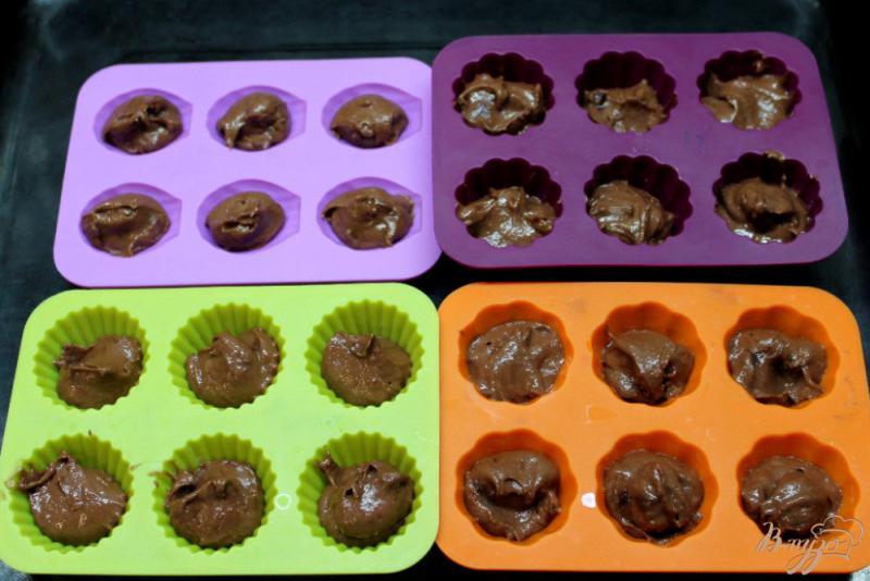 Фото приготовление рецепта: Шоколадные мини кексы шаг №5