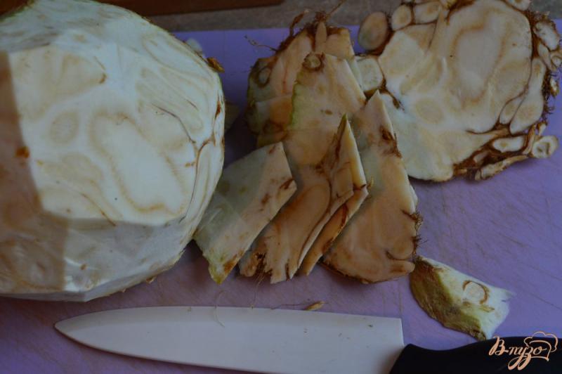 Фото приготовление рецепта: Салат с сельдереем и яблоком шаг №1