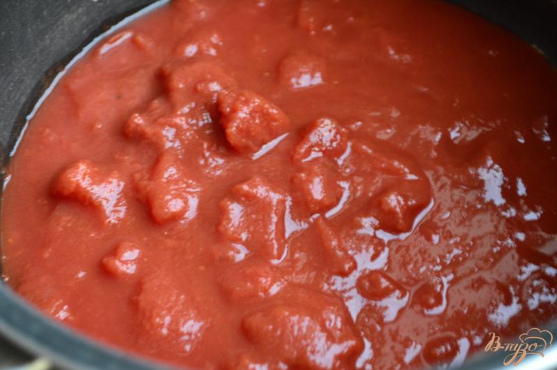 Фото приготовление рецепта: Томатный соус с мясными шариками и маслинами шаг №8