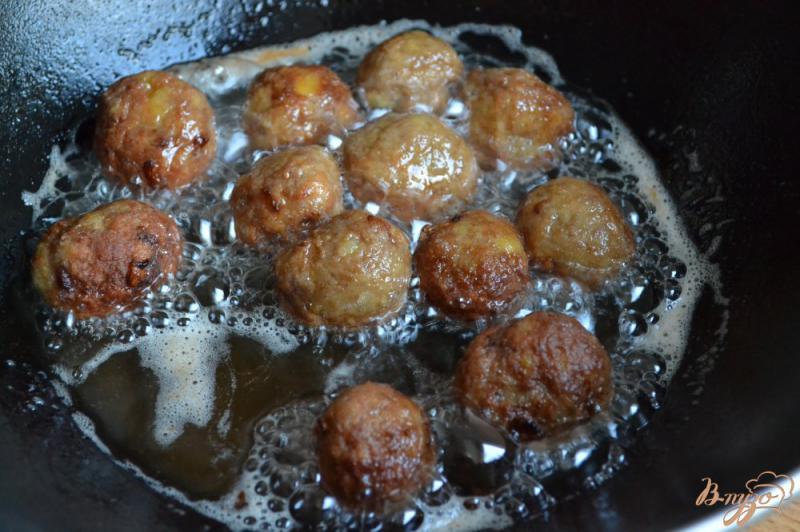Фото приготовление рецепта: Томатный соус с мясными шариками и маслинами шаг №7