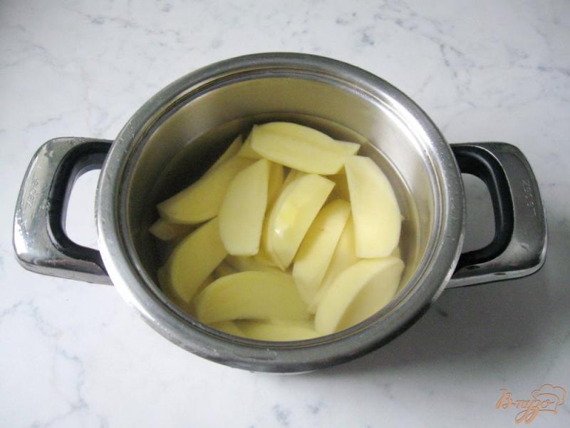 Фото приготовление рецепта: Картофель запечённый с плавленым сыром шаг №2