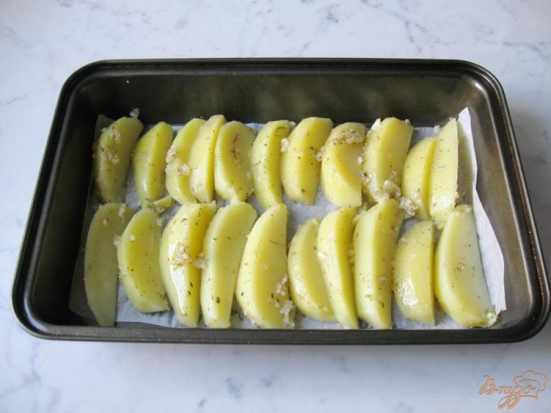 Фото приготовление рецепта: Картофель запечённый с плавленым сыром шаг №6