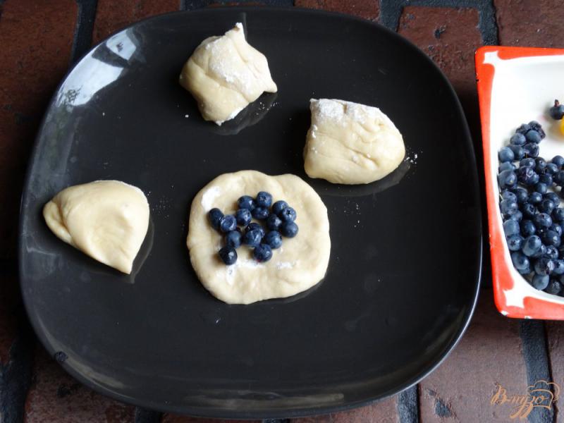 Фото приготовление рецепта: Жареные пирожки с голубикой и алычой шаг №5