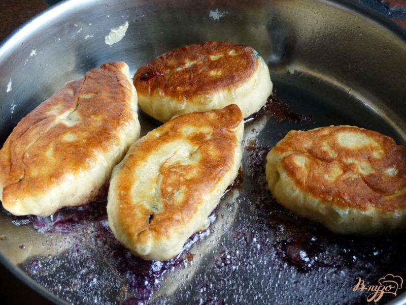 Фото приготовление рецепта: Жареные пирожки с голубикой и алычой шаг №11